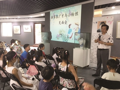 张广才和小朋友们交流