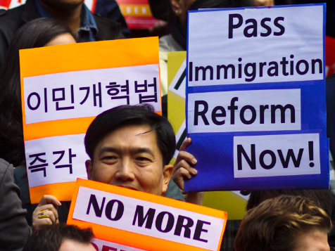 特朗普移民改革草案在美国社会引发争议。 资料图