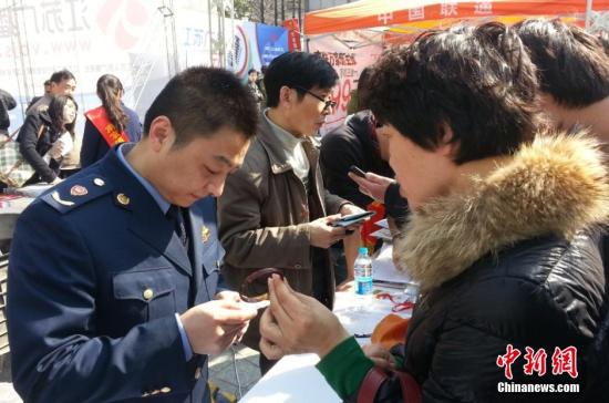 资料图：南京市举办的消费者维权服务活动。田雯 摄