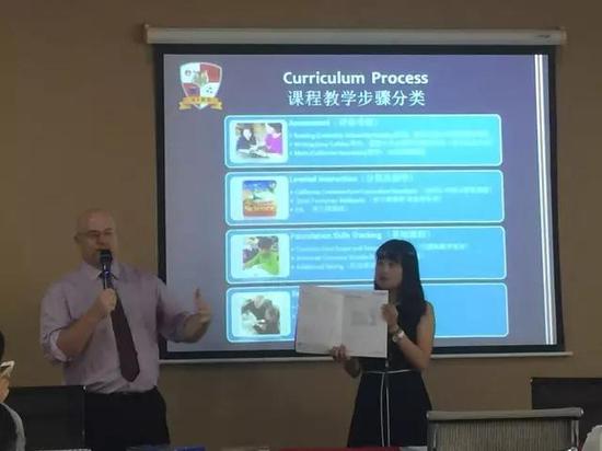 外方行政校长Gary在向大家介绍学校的课程