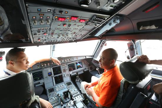 老师在香港航空机长的带领下体验空客A320客机驾驶舱。