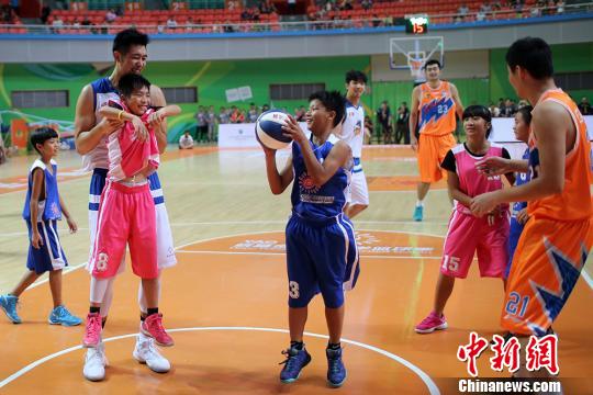 CBA球员带领小球员开心打篮球。 泱波 摄