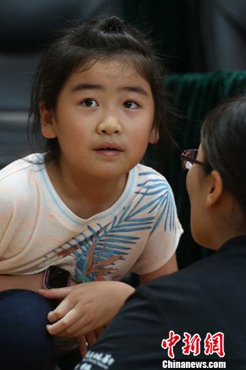姚明女儿姚沁蕾可爱现身 泱波 摄