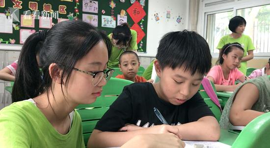 高中志愿者辅导小学生