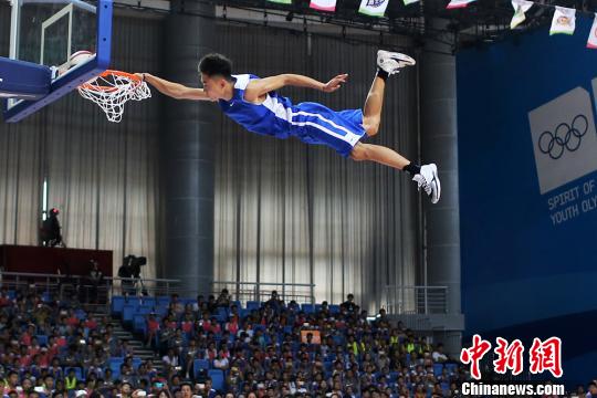 花式扣篮表演 泱波 摄