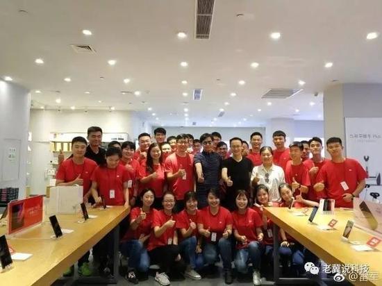 雷军考察河南郑州大卫城的小米之家