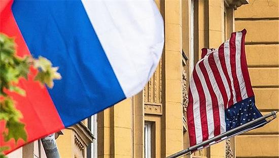 莫斯科，美国使馆旁建筑飘扬的俄罗斯国旗与美国使馆上的美国国旗。（新华/法新）