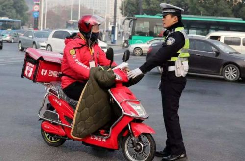 外卖骑手车祸频发:上海警方约谈美团等8家企业