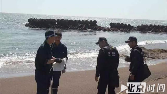 （札幌南警察署警员在发现尸体的海岸进行记录图/日本媒体）