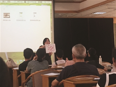 一家早教机构在南京某医院开设讲堂给家长介绍“闪卡”