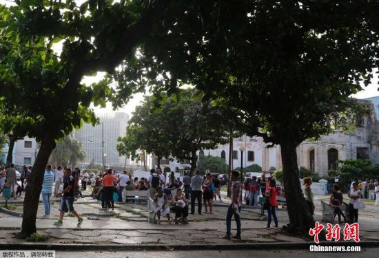 资料图：古巴民众聚集在美国驻古巴利益代表处外，等待办理签证。