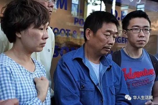 从左至右:章莹颖小姨叶丽钦、父亲章荣高、男友侯霄霖