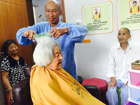 郭裕先为徐阿姨理发。 澎湃新闻记者 邹娟 图