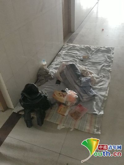 图为朱凯凯在走廊打地铺的被褥。本人供图