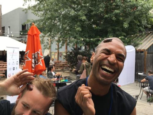 「Brooklyn Bugs」现场民众与阿拉斯加蟑螂互动。（美国《世界日报》记者李硕／摄影）