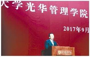 9月2日，北大光华管理学院开学典礼上，1300多名新生聆听农民工黄久生的故事。 工人日报 图