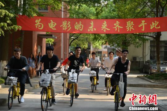 9月6日，上海电影学院在上海大学延长路校区正式迎来2017级艺术类本科生。　蒋安 摄