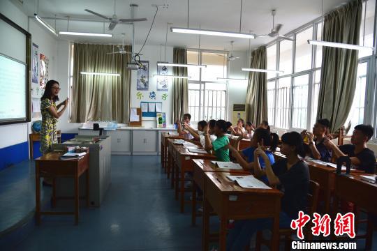 卢瑜老师在用手语上课　王以照　摄