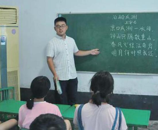 为了帮衬家里， 张龙高考后在辅导机构打工挣钱（ 资料图）。  本文图片均来自齐鲁晚报