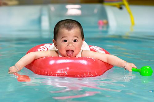 亲水早教机构遍地开花 到底要不要带婴儿学游