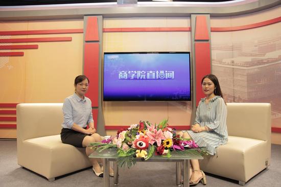 (左起)广东工业大学MBA教育中心主任奚菁、主持人赵紫涵