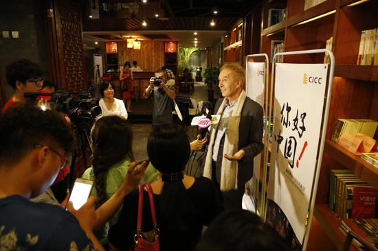 奥利弗·格朗让先生与众多媒体互动