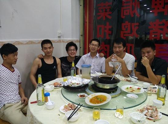 孙中伦和东莞工厂的工友临别聚餐。