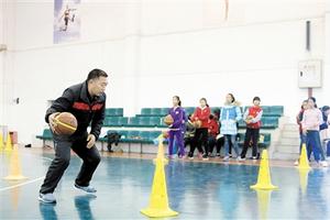 王远文为学生示范篮球动作。受访者供图