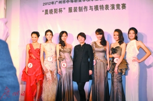 谢欣（右一）在校参加模特比赛获奖，正中间的黑衣女子是她的指导老师曹丽。