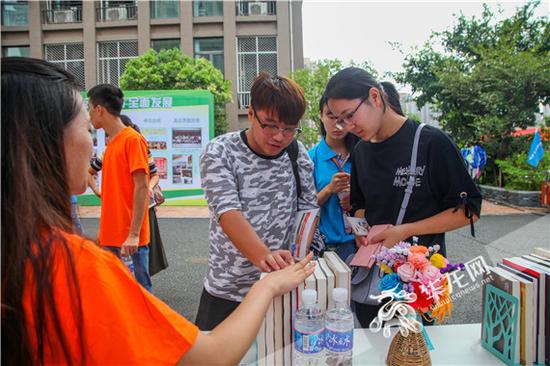 新生选自己喜欢的书籍 重理工材料学院供图 华龙网发