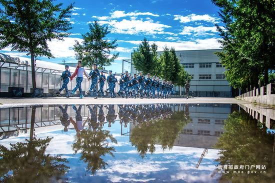 “红旗在手,壮志在心”——北京大学军训团国旗班训练。