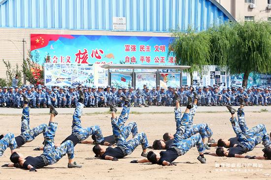 “顽强战斗，吃苦耐劳”——北京大学军训团格斗班表演。