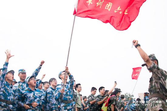 “红旗招展，喊声震天”——北京大学军训团拔河比赛。（程佳路/摄）