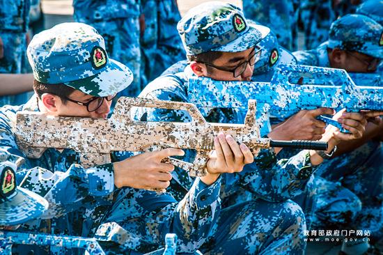 “战之必胜,斗志满怀”——北京大学军训团军体拳表演。(程佳路/摄)