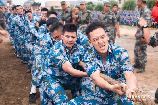 “团结一心，众志成城”——北京大学军训团拔河比赛。