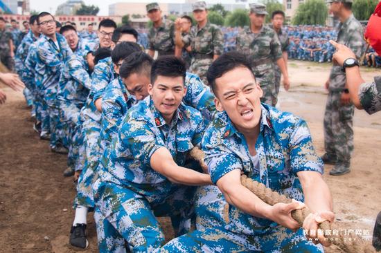 “团结一心,众志成城”——北京大学军训团拔河比赛。