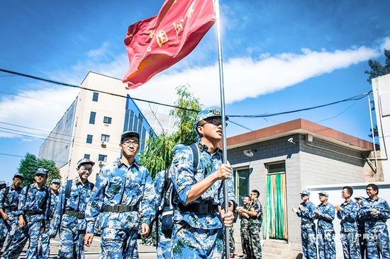 “不怕劳累，意志坚定”——北京大学军训徒步拉练。（程佳路/摄）