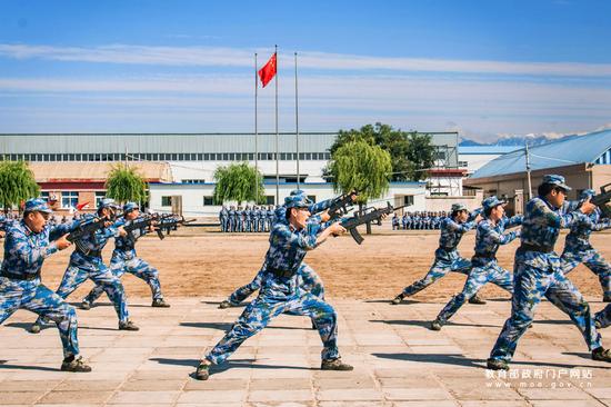 “克敌制胜，斗志昂扬”——北京大学军训团刺杀操表演。（程佳路/摄）