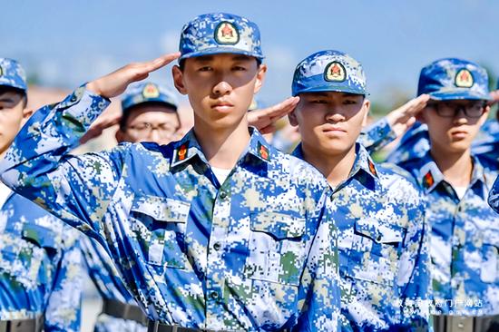 “红旗在手,壮志在心”——北京大学军训团国旗班训练。(吕惠之/摄)