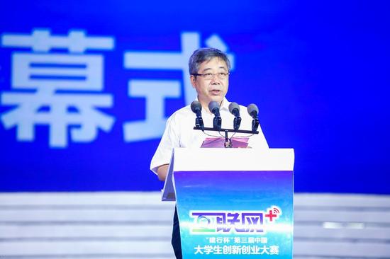 教育部部长陈宝生出席闭幕式并致辞。