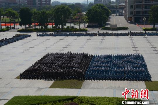 惠州经济职业技术学院举行的新生军训表彰大会和“阅兵式”现场。　颜新阳　摄