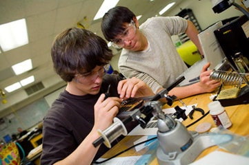 美国高中有什么样的课外活动 义工必须做