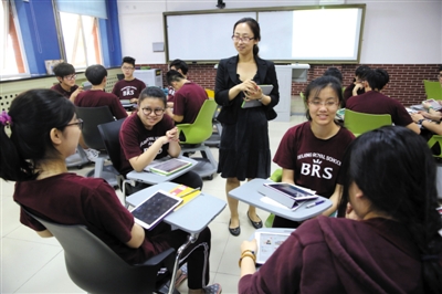 选择不同的学校和不同的中外合作办学项目影响孩子未来的“出口”。