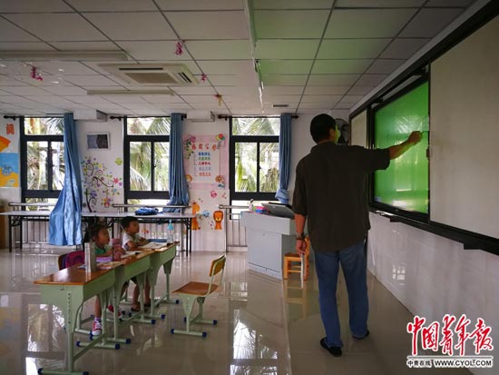 中国最南端小学台风前的课堂 学生:这里很安全