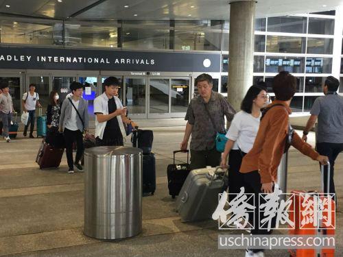 从机场走出的中国游客一个个如释重负。(美国《侨报》记者高睿摄)