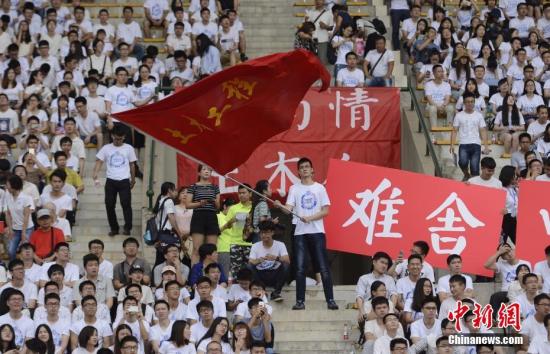 6月22日，中南大学2017年毕业典礼暨学位授予仪式在湖南长沙举行。杨华峰 摄