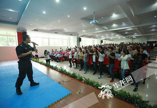 特警现场教重庆三峡学院的学生们防身术。记者阙影摄