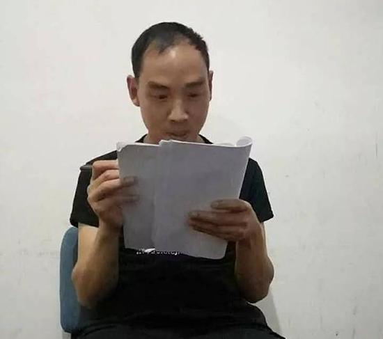 42岁的刘小平在复习备考。受访者供图