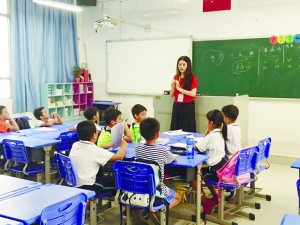 在猎德实验学校，学生们在校外机构老师的带领下进行学习。