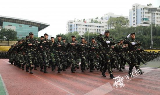 分列式表演 重庆邮电大学供图 华龙网发